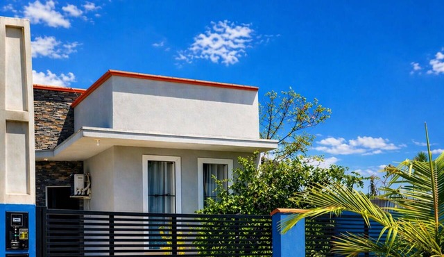 Jack&Mari House, 600m from the beach (5 min walk), comfort and privacy, with air conditioning.