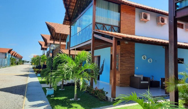 Linda casa com 5 quartos, a poucos metros da praia