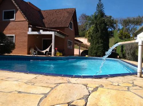 Linda casa em condomínio ecológico de alto padrão a 1h de SP, Terreno de 1500m2 com amplo gramado e piscina, WiFi para Home Office, Área gourmet com churrasqueira, forno de pizza e lareira aconchegante in Sará-Sará