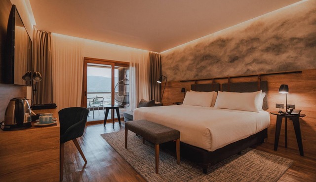 Luxe Mountain Retreat: Private Balcony & Outdoor Pool | Near Noah's Ark