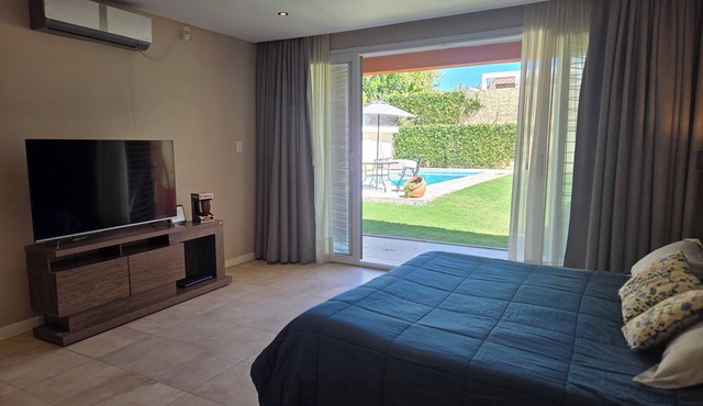 Modern house with pool and jacuzzi with three bedrooms and two bathrooms for 6 people.