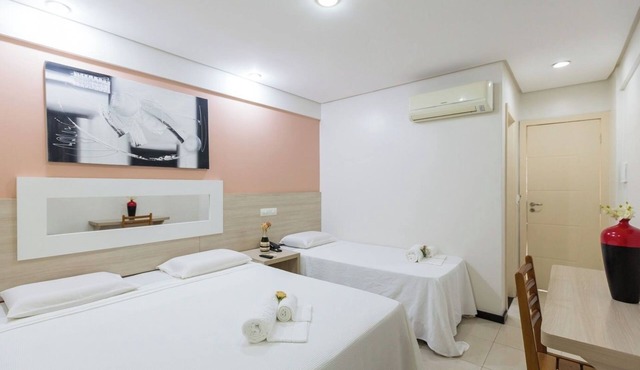 Modern Triple Room in Centro | Walk to Local Stores, Free Breakfast & Parking