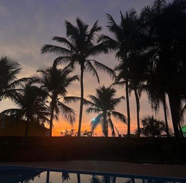 Morada por do sol no lago hidro e piscina