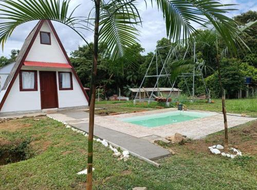 Morretes Chalet with River and Pool 40 min to the coast in Goioxim
