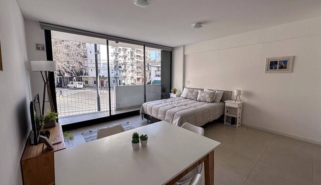 Palermo · Bright studio with private balcony & rooftop pool access – up to 2 guests