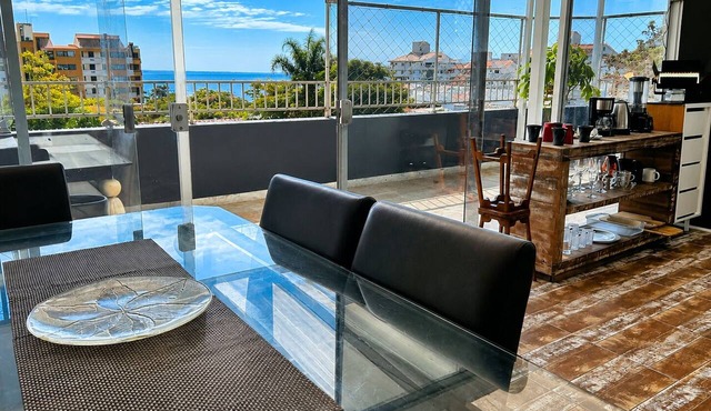 Penthouse with ocean view, one block from the beach, with private garage. in Florianópolis