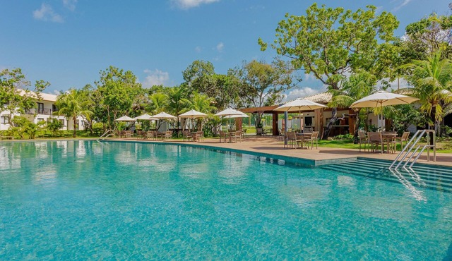 PF80 Ap 2/4 in a gated community with a pool.