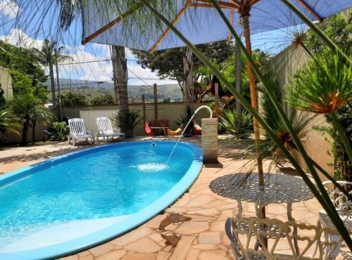 Pousada Luz do Sol, com piscina, quartos amplos e confortáveis no centro de Carrancas