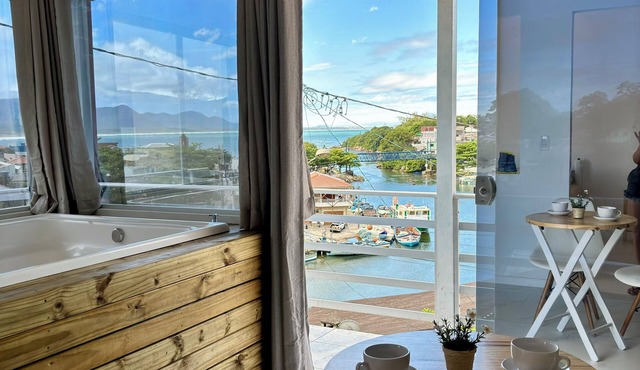 Private Jacuzzi with ocean view. in Florianópolis