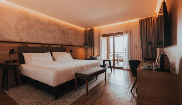 Relaxing Stay: Outdoor Hot Tub, Sauna & Tennis Courts | Near Brewer Park