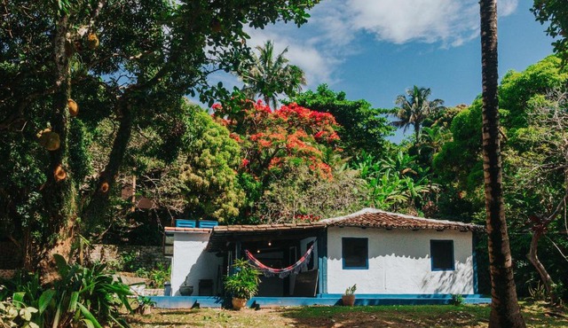 Rustic fisherman house with garden and barbecue near Ilhabela village