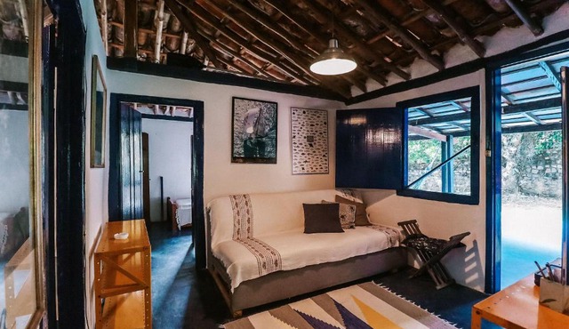 Rustic fisherman house with garden and barbecue near Ilhabela village in Ilhabela