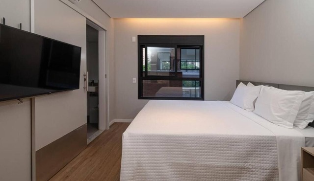 Sleek & Functional Room for Business Travelers | 3.3 Miles to MASP