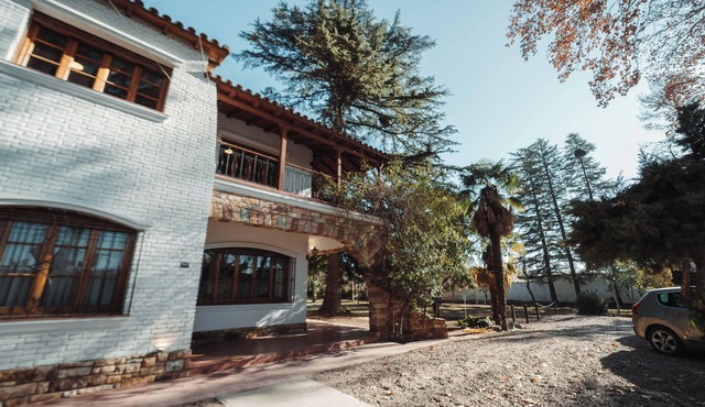 Spacious chalet with 9 bedroom,AC, WiFi, pool, 8000m2 park in Chacras de Coria