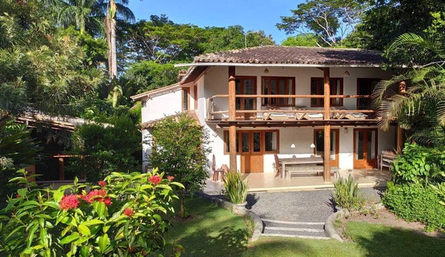 Spacious house in a large, tranquil walled garden. Close to everything.