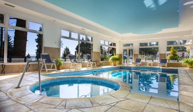 Spectacular Family Room with Easy Access to Bariloche Sites & Breakfast