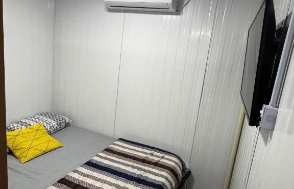 Studio Fundos Novo com Ar, Wi-Fi e estacionamento in Joinville