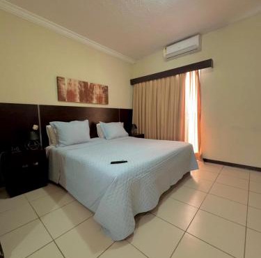 Studio pé na areia, vista, internet e ar in Macaé