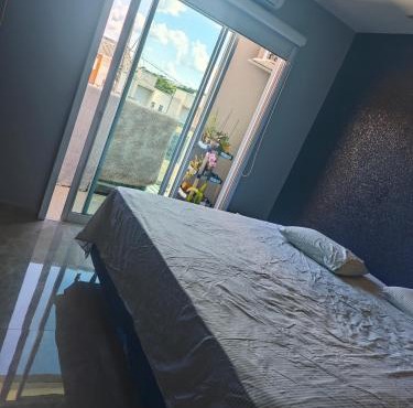 suite ampla em sobrado com ar e garagem in Cascavel