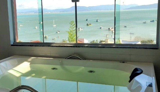 Suite with Jacuzzi and incredible ocean view. in Governador celso ramos