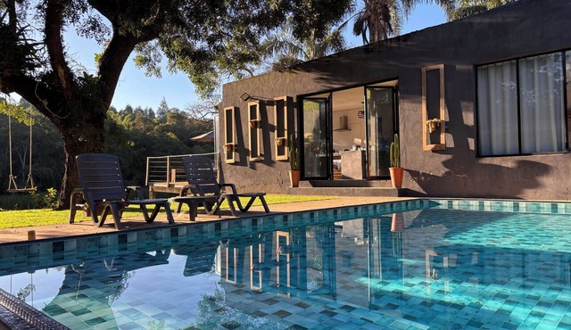 Swimming pool, fireplace, complete leisure area with barbecue in Ibiúna, 1 hour from São Paulo.