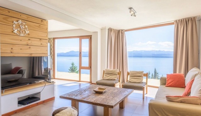 TD7 - Stunnning 3/4 Beddroom Apartment Incredible Lake Views Garden and Jacuzzi