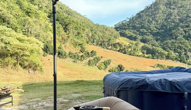 Vale Refuge Azul | 3-bedroom house complete with stone hot tub Azul