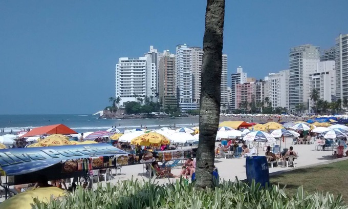 Asturias Apartment | Beautiful apartment. Asturias-Guarujá, with balcony and free Wi-Fi, 150 m from the beach.