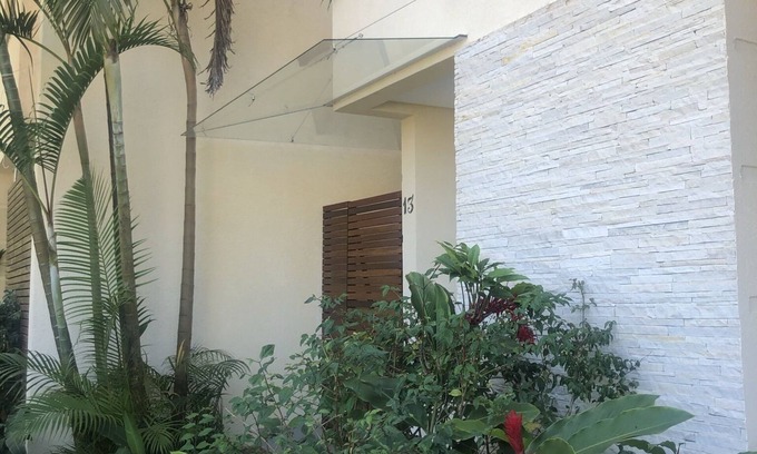 Sao Sebastiao House | Casa confortável, decoração impecável à 400m da praia. Condominio com piscina