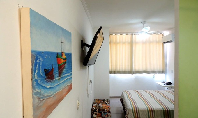 Pitangueiras Apartment | Guaruja, Pitangueiras beach, flat with services.