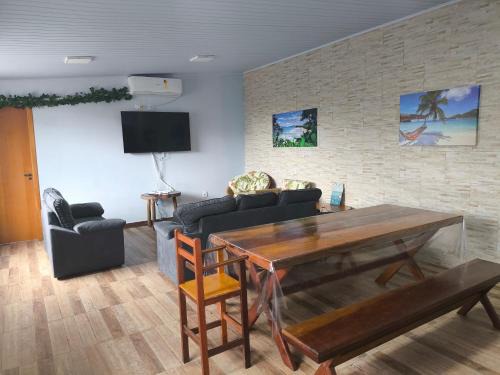 Pereque-Acu House | Ubatuba Casa rústica e aconchegante, Ubatuba, 40 metros da praia, frente ao mar, área de lazer, churrasqueira, ar condicionado, wifi, tv a cabo, completamente equipada com utensílios