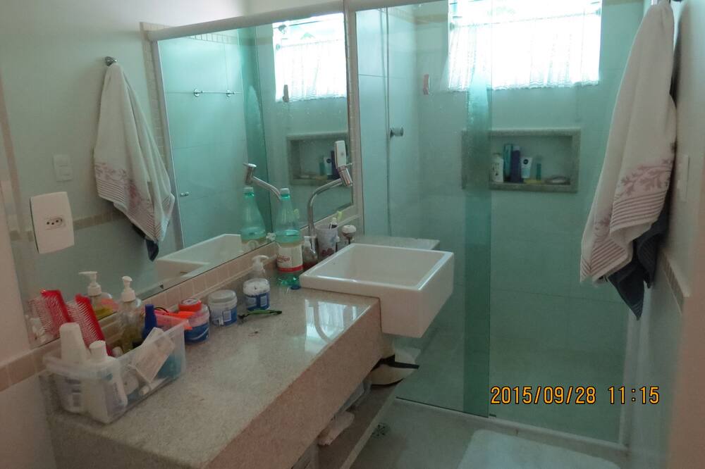 Photo of Bathroom in Guarutuba