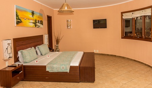 Suite, Pool View