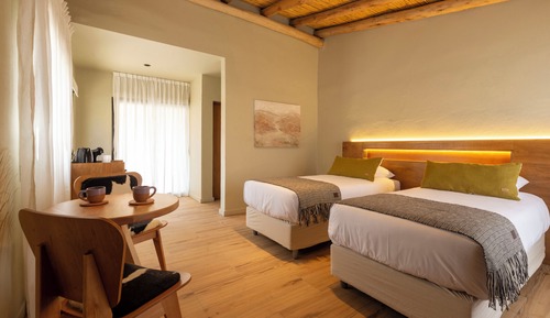 Classic Suite, 1 Queen Bed, Hill View