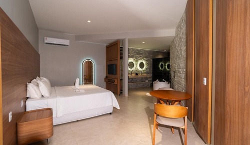 Luxury Suite, Garden View