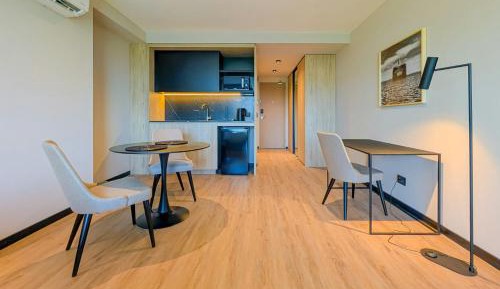 Studio Apartment with One King or Two Twin Beds