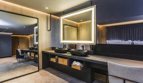 Master King Suite with Bathtub