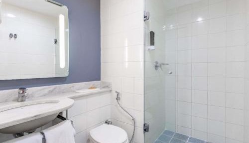 Standard Room with One Double Bed and One Single Bed