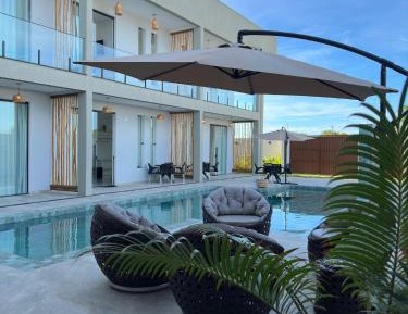 Queen Suite with Pool View