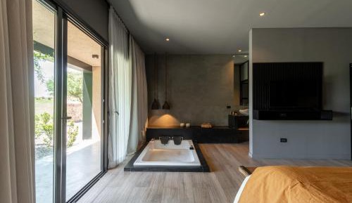Deluxe Suite with Spa Bath