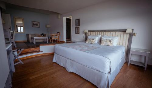 Deluxe Suite with Lake View