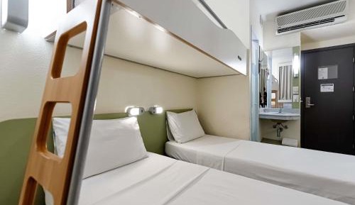 Functional rooms with 3 twin beds