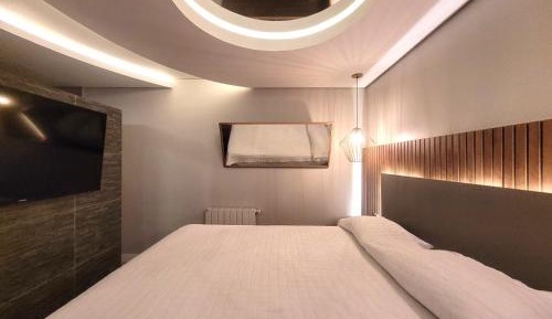 Queen Suite with Spa Bath