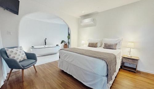Deluxe Suite with Spa Bath