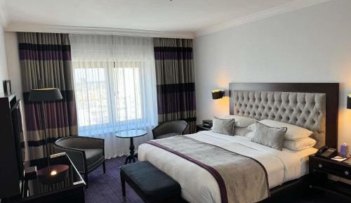 Junior Queen Suite with City View