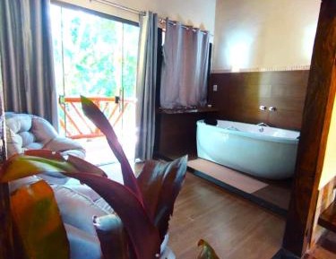 Queen Suite with Spa Bath