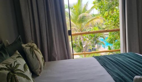 Queen Suite with Pool View