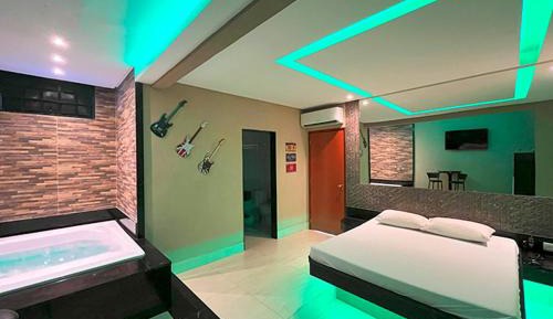 Deluxe Suite with Spa Bath