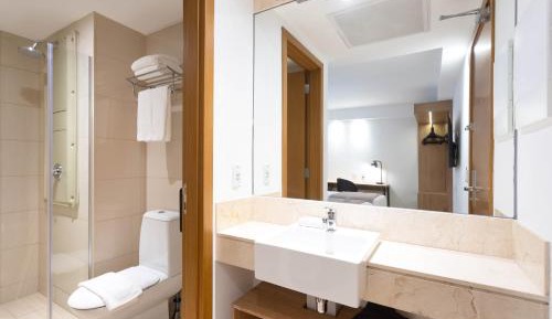 Standard Room with One Queen Bed, Non-Smoking