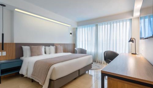 Executive Business Room with One Queen Bed, Non-Smoking